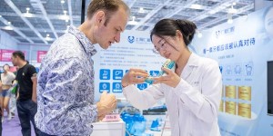 外国友人在上海国际健康世博会里为自己找到了“一口好牙”